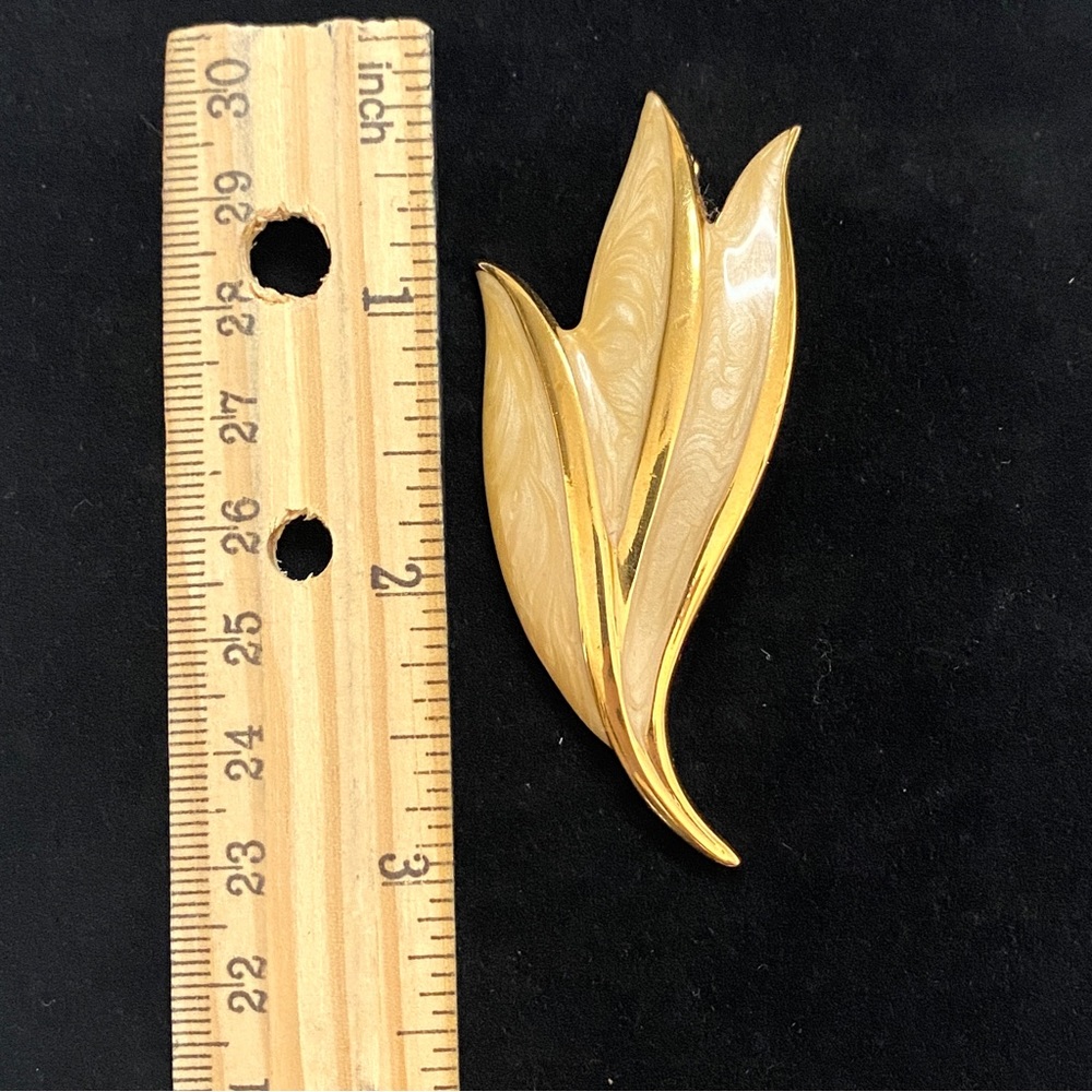Napier Rare Vintage Triple Leaf Gold Tone Cream Enamel Elegant Accent Brooch - Picture 4 of 4